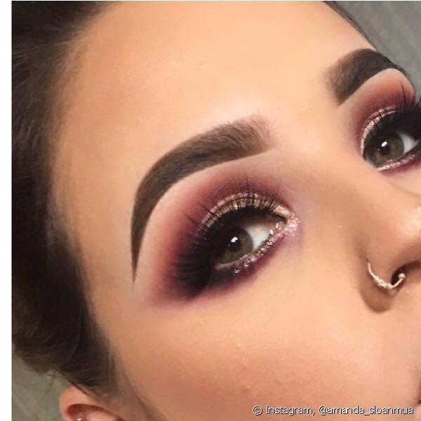Espalhar alguns pontos de brilho com o glitter em volta dos olhos também é uma solução interessante para maquiagens de festa (Foto: Instagram @amanda_sloanmua)